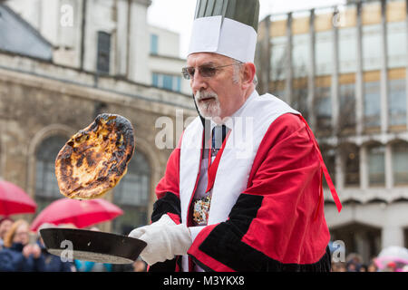 Guildhall Yard, Ville de London, le 13 mars 2018. Les participants et les spectateurs s'amuser lors de l'Assemblée Inter-Livery courses crêpes Mardi gras sur la ville de l'entreprise Couleurs d'Poulters rassemble des équipes provenant de ville de Londres livery entreprises. Credit : Imageplotter News et Sports/Alamy Live News Banque D'Images