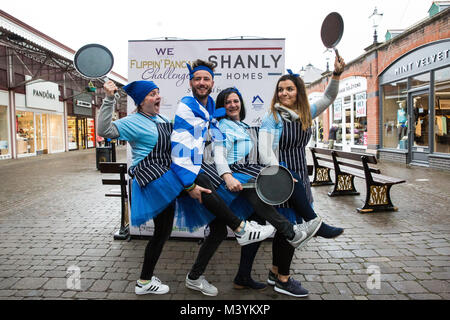 Windsor, Royaume-Uni. 13 Février, 2018. Concurrents en robe de se préparer à prendre part à la 12e Windsor et Eton Flippin' Défi crêpes sur Mardi Gras de l'aide d'Alexander Devine Children's Hospice Service. Credit : Mark Kerrison/Alamy Live News Banque D'Images