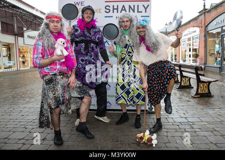 Windsor, Royaume-Uni. 13 Février, 2018. Concurrents en robe de se préparer à prendre part à la 12e Windsor et Eton Flippin' Défi crêpes sur Mardi Gras de l'aide d'Alexander Devine Children's Hospice Service. Credit : Mark Kerrison/Alamy Live News Banque D'Images