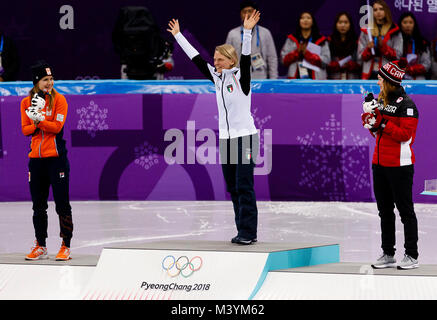 Gangneung, Corée du Sud. 14Th Nov, 2017. Kerkhof Van Yara médaillé d'argent des Pays-Bas, médaille d'Arianna Fontana de l'Italie, médaillée de bronze Kim Boutin posent sur le podium à la suite de la Ladies' 500m de patinage de vitesse sur courte piste au cours de la finale des Jeux Olympiques d'hiver de 2018 à Gangneung Ice Arena le mardi 13 février 2018. Crédit : Paul Kitagaki Jr./ZUMA/Alamy Fil Live News Banque D'Images