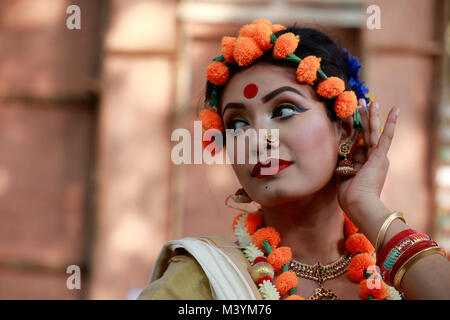 Dhaka, Bangladesh. Feb 13, 2018. Artiste bangladais de poser pour des photos lors de la célébration de l'Pahela Falgun (Fête du Printemps) à Dhaka, au Bangladesh. Le Bangladesh en Pahela Falgun est marqué avec célébration coloré et traditionnellement, les femmes portent des saris jaunes et l'homme porter Panjabi pour célébrer cette journée. Célébration de Falgun Pahela Bosonto Utsob est connu sous le nom. Credit : SK Hasan Ali/Alamy Live News Banque D'Images