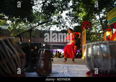 Dhaka, Bangladesh. Feb 13, 2018. 13 février, 2018 Dhaka, Bangladesh ''"Pahela Falgun, le premier jour de printemps dans le mois, est célébré dans tout le pays au Bangladesh d'aujourd'hui. Une façon colorée avec de jeunes filles et garçons de se joindre à diverses fonctions portant des robes éblouissantes. ˜Bakultola ''' de l'Institut des beaux-arts possède différentes activités de Pohela Falgun y compris la musique folklorique, la danse, la poésie, le théâtre, la récitation de la bande locale et concerts pendant les jours à l'Université de Dacca. Jaiya Boshonto Utshab Udjapon Parishad a organisé des programmes d'une journée dans la ville de Dhaka. © Banque D'Images