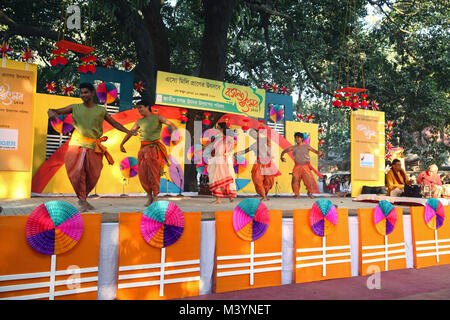 Dhaka, Bangladesh. Feb 13, 2018. 13 février, 2018 Dhaka, Bangladesh ''"Pahela Falgun, le premier jour de printemps dans le mois, est célébré dans tout le pays au Bangladesh d'aujourd'hui. Une façon colorée avec de jeunes filles et garçons de se joindre à diverses fonctions portant des robes éblouissantes. ˜Bakultola ''' de l'Institut des beaux-arts possède différentes activités de Pohela Falgun y compris la musique folklorique, la danse, la poésie, le théâtre, la récitation de la bande locale et concerts pendant les jours à l'Université de Dacca. Jaiya Boshonto Utshab Udjapon Parishad a organisé des programmes d'une journée dans la ville de Dhaka. © Banque D'Images