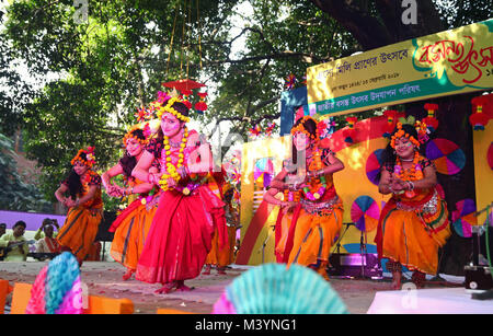 Dhaka, Bangladesh. Feb 13, 2018. 13 février, 2018 Dhaka, Bangladesh ''"Pahela Falgun, le premier jour de printemps dans le mois, est célébré dans tout le pays au Bangladesh d'aujourd'hui. Une façon colorée avec de jeunes filles et garçons de se joindre à diverses fonctions portant des robes éblouissantes. ˜Bakultola ''' de l'Institut des beaux-arts possède différentes activités de Pohela Falgun y compris la musique folklorique, la danse, la poésie, le théâtre, la récitation de la bande locale et concerts pendant les jours à l'Université de Dacca. Jaiya Boshonto Utshab Udjapon Parishad a organisé des programmes d'une journée dans la ville de Dhaka. © Banque D'Images