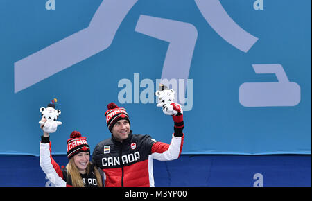 Gangneung, Corée du Sud. Feb 13, 2018. Kaitlyn Lawes et John Morris du Canada célébrer lors de la cérémonie de remise des prix à Gangneung, Corée du Sud, 13 février 2018. Crédit : Peter Kneffel/dpa/Alamy Live News Banque D'Images