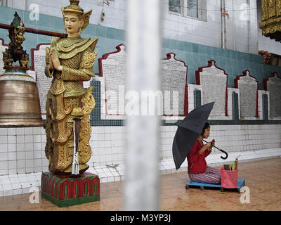 Yangon, Myanmar. 29 mai, 2012. Femme vu prier en pagode dans le matin.La nation du Myanmar est un petit pays bouddhiste situé en Asie du sud-est et en 2017 il a une population de 54 millions, la capitale du Myanmar Yangon est situé dans le sud du pays, le Crédit : Jana Cavojska/SOPA/ZUMA/Alamy Fil Live News Banque D'Images