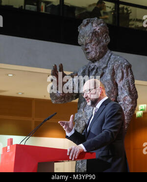 Berlin. Feb 13, 2018. Photo prise le 27 novembre 2017 montre Social-démocrate allemand Martin Schulz, assister à une conférence de presse à Berlin, capitale de l'Allemagne. Martin Schulz a annoncé le 13 février 2018 de démissionner avec effet immédiat en tant que président du SPD, selon les médias locaux Focus en ligne. Credit : Shan Yuqi/Xinhua/Alamy Live News Banque D'Images