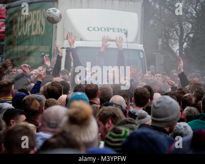 Ashbourne, UK. 13e Février 2018. Ye Olde & hugball médiévale antique jeu est l'ancêtre de football. C'est joué entre deux équipes, le Up'Ards & Bas'Ards, séparés par l'Henmore Brook river. Il était le cousin de Cockayne Aston baronet de Ashbourne, Derbyshire. De : Doug Blane/Alamy Live News Banque D'Images