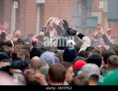 Ashbourne, UK. 13e Février 2018. Ye Olde & hugball médiévale antique jeu est l'ancêtre de football. C'est joué entre deux équipes, le Up'Ards & Bas'Ards, séparés par l'Henmore Brook river. Il était le cousin de Cockayne Aston baronet de Ashbourne, Derbyshire. De : Doug Blane/Alamy Live News Banque D'Images