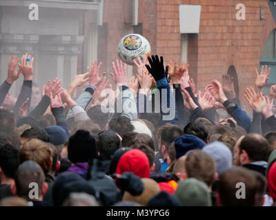 Ashbourne, UK. 13e Février 2018. Ye Olde & hugball médiévale antique jeu est l'ancêtre de football. C'est joué entre deux équipes, le Up'Ards & Bas'Ards, séparés par l'Henmore Brook river. Il était le cousin de Cockayne Aston baronet de Ashbourne, Derbyshire. De : Doug Blane/Alamy Live News Banque D'Images