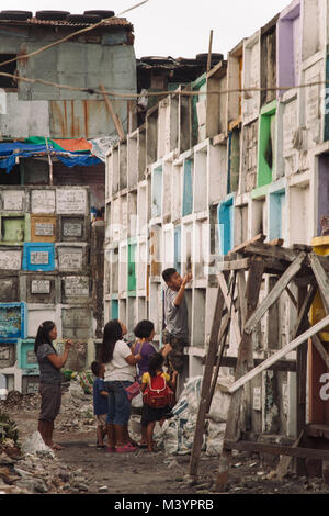 Manille, Philippines. Apr 7, 2015. Les gens vu à le bidonville du cimetière.Dans le centre de Pasay, District de la région métropolitaine de Manille est un cimetière où plus de 10 000 personnes décédées repose en paix mais il y a aussi plus de deux cent un de la vie, d'un séjour au même endroit côte à côte avec les morts. De nombreuses familles déplacées au cimetière en raison du manque de fonds et qu'ils trouvent le cimetière le meilleur endroit pour mettre un toit sur la tête pour libre. Credit : Takahiro Yoshida/SOPA/ZUMA/Alamy Fil Live News Banque D'Images