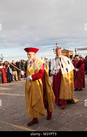 Venise, Vénétie, Italie, 13 février 2018. La finale du Carnaval de Venise 2018 avec la reconstitution de clôture de la parade 12 Maries et Doges pour la cérémonie de remise des prix et de vol du Lion, ou de levage du grand drapeau vénitien de la Piazza San Marco jusqu'à la partie supérieure de l'hôtel Campanile. Cette année, Maria est décerné à 19 ans Erica Chia. Les Doges saisie Piazzetta San Marco. Banque D'Images