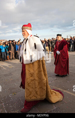 Venise, Vénétie, Italie, 13 février 2018. La finale du Carnaval de Venise 2018 avec la reconstitution de clôture de la parade 12 Maries et Doges pour la cérémonie de remise des prix et de vol du Lion, ou de levage du grand drapeau vénitien de la Piazza San Marco jusqu'à la partie supérieure de l'hôtel Campanile. Cette année, Maria est décerné à 19 ans Erica Chia. Les Doges saisie Piazzetta San Marco. Banque D'Images