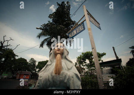 4 avril 2015 - Manille, Philippines - une statue de Mère Marie vu au cimetière..Dans le centre de Pasay, District de la région métropolitaine de Manille est un cimetière où plus de 10 000 personnes décédées repose en paix mais il y a aussi plus de deux cent un de la vie, d'un séjour au même endroit côte à côte avec les morts. De nombreuses familles déplacées au cimetière en raison du manque de fonds et qu'ils trouvent le cimetière le meilleur endroit pour mettre un toit sur la tête pour libre. (Crédit Image : © Takahiro Yoshida/SOPA via Zuma sur le fil) Banque D'Images