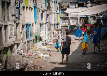 8 avril 2015 - Manille, Manille, Philippines - enfants vus jouer à le cimetière..Dans le centre de Pasay, District de la région métropolitaine de Manille est un cimetière où plus de 10 000 personnes décédées repose en paix mais il y a aussi plus de deux cent un de la vie, d'un séjour au même endroit côte à côte avec les morts. De nombreuses familles déplacées au cimetière en raison du manque de fonds et qu'ils trouvent le cimetière le meilleur endroit pour mettre un toit sur la tête pour libre. (Crédit Image : © Takahiro Yoshida/SOPA via Zuma sur le fil) Banque D'Images