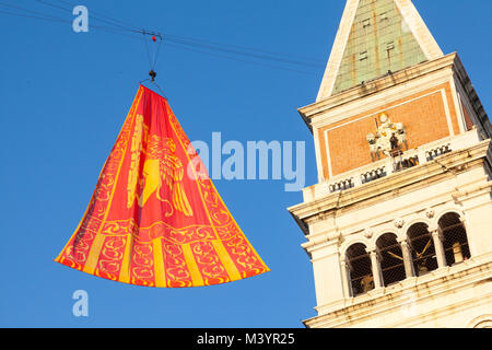 Venise, Vénétie, Italie, 13 février 2018. La finale du Carnaval de Venise 2018 avec la reconstitution de clôture de la parade 12 Maries et Doges pour la cérémonie de remise des prix et de vol du Lion, ou de levage du grand drapeau vénitien de la Piazza San Marco jusqu'à la partie supérieure de l'hôtel Campanile. Banque D'Images