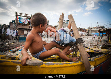 7 avril 2015 - Manille, Philippines - Local enfants vus jouer à l'bidonville au cimetière..Dans le centre de Pasay, District de la région métropolitaine de Manille est un cimetière où plus de 10 000 personnes décédées repose en paix mais il y a aussi plus de deux cent un de la vie, d'un séjour au même endroit côte à côte avec les morts. De nombreuses familles déplacées au cimetière en raison du manque de fonds et qu'ils trouvent le cimetière le meilleur endroit pour mettre un toit sur la tête pour libre. (Crédit Image : © Takahiro Yoshida/SOPA via Zuma sur le fil) Banque D'Images