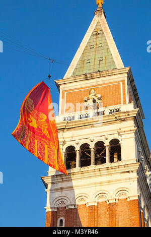 Venise, Vénétie, Italie, 13 février 2018. La finale du Carnaval de Venise 2018 avec la reconstitution de clôture de la parade 12 Maries et Doges pour la cérémonie de remise des prix et de vol du Lion, ou de levage du grand drapeau vénitien de la Piazza San Marco jusqu'à la partie supérieure de l'hôtel Campanile. Banque D'Images