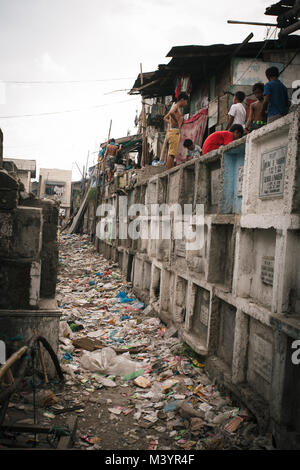 7 avril 2015 - Manille, Manille, Philippines - la population locale vivant vu au sommet d'une haute multistoried tombes dans un cimetière..Dans le centre de Pasay, District de la région métropolitaine de Manille est un cimetière où plus de 10 000 personnes décédées repose en paix mais il y a aussi plus de deux cent un de la vie, d'un séjour au même endroit côte à côte avec les morts. De nombreuses familles déplacées au cimetière en raison du manque de fonds et qu'ils trouvent le cimetière le meilleur endroit pour mettre un toit sur la tête pour libre. (Crédit Image : © Takahiro Yoshida/SOPA via Zuma sur le fil) Banque D'Images