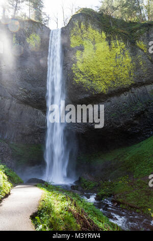 Une voie pavée menant à une vue spectaculaire de Latourell Falls Cascade sur un rocher avec des mousses et d'ensoleillement dynamique qui est situé à al Banque D'Images