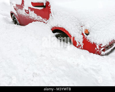 Voiture rouge dans la neige blanche. Montréal, Canada, après une tempête de neige. Banque D'Images