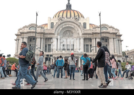 Les chemins traversant la foule en face de l'hôtel Palacio de Bellas Artes, l'épicentre culturel des arts de la ville de Mexico, Mexique. Banque D'Images