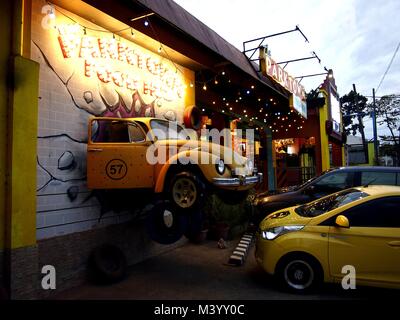 ANTIPOLO CITY, PHILIPPINES - 6 février, 2018 : stands de nourriture ou kiosques à l'intérieur d'un parc d'aliments à Antipolo City, Philippines. Banque D'Images