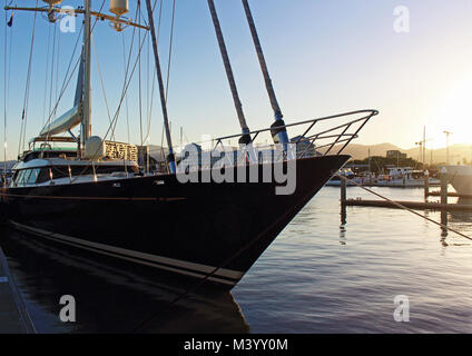 54,3 millions mega yacht de luxe "Tiara" au coucher du soleil, amarré dans la Marina Marlin Cairns, Queensland, Australie Banque D'Images