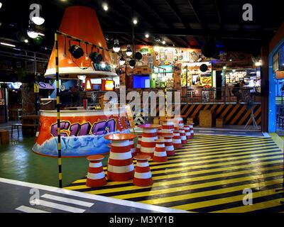 ANTIPOLO CITY, PHILIPPINES - 6 février, 2018 : stands de nourriture ou kiosques à l'intérieur d'un parc d'aliments à Antipolo City, Philippines. Banque D'Images