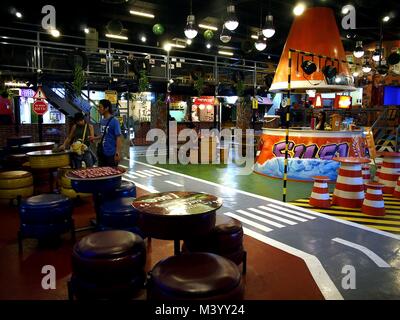 ANTIPOLO CITY, PHILIPPINES - 6 février, 2018 : stands de nourriture ou kiosques à l'intérieur d'un parc d'aliments à Antipolo City, Philippines. Banque D'Images