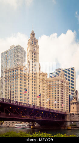 Une vue sur le Wrigley Building et le pont DuSable à Chicago, Illinois. Banque D'Images