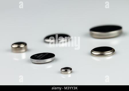 Ensemble de piles bouton au lithium sur fond blanc Banque D'Images