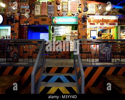 ANTIPOLO CITY, PHILIPPINES - 6 février, 2018 : stands de nourriture ou kiosques à l'intérieur d'un parc d'aliments à Antipolo City, Philippines. Banque D'Images