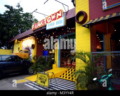 ANTIPOLO CITY, PHILIPPINES - 6 février, 2018 : stands de nourriture ou kiosques à l'intérieur d'un parc d'aliments à Antipolo City, Philippines. Banque D'Images