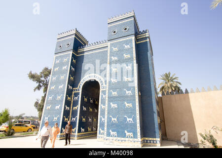 Photo de la porte d'Ishtar, qui est situé dans la ville de Babylone, c'est un archéologique à motifs bleu animaux. Banque D'Images