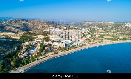 Vue aérienne de la baie de Pissouri, un village entre Limassol et Paphos à Chypre. Vue panoramique de la côte, plage, Hôtel, Resort, Banque D'Images