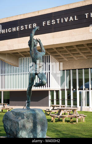 Chichester Festival Theatre avec une statue de Sparticus Chichester West Sussex England Banque D'Images