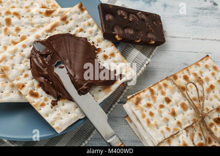 La matsa juive le pain avec la crème au chocolat et le couteau. Délicieux en-cas pour la Pâque Banque D'Images