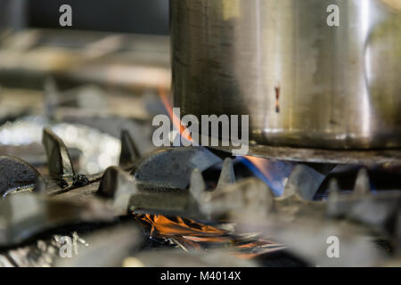 Close up de moule sur une cuisinière à gaz dans une cuisine de restaurant Banque D'Images