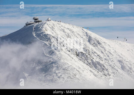 Sentier d'hiver menant à la périphérie de la montagne au sommet de Snezka à partir de la partie polonaise de la montagne. Obri dul Snezka hill avec. Hi est Snezka Banque D'Images