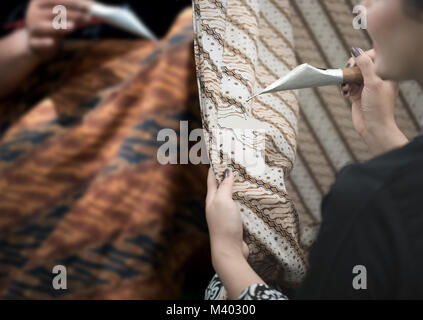 La peinture batik et cirer les processus traditionnels avec Hand Dyed. Motif Batik, symbole, vêtements et tissus est devenu un patrimoine mondial par l'UNESCO Banque D'Images