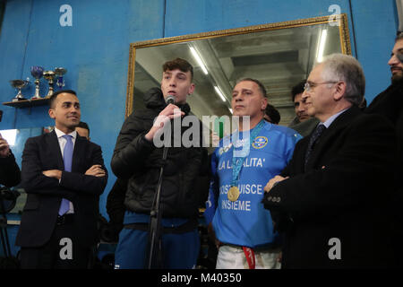 Naples, Italie. 12 Février, 2018. Le président de la Chambre des Députés italienne a visité Scampia au centre sportif de Gianni Maddaloni, père de la championne olympique de Sydney 200 Judo en judo. Un grand nombre de citoyens l'attendaient, ainsi qu'un groupe de manifestants de Scampia Crédit : le travail de Fabio Sasso/Pacific Press/Alamy Live News Banque D'Images