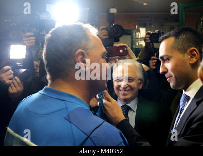 Naples, Italie. 12 Février, 2018. Le chef de l'établissement 5 étoiles mouvement sur. Luigi Di Maio et le maître de Judo Giovanni Maddaloni. Le président de la Chambre des Députés italienne a visité Scampia au centre sportif de Gianni Maddaloni, père de la championne olympique de Sydney 200 Judo en judo. Un grand nombre de citoyens l'attendaient, ainsi qu'un groupe de manifestants de Scampia Crédit : le travail de Fabio Sasso/Pacific Press/Alamy Live News Banque D'Images