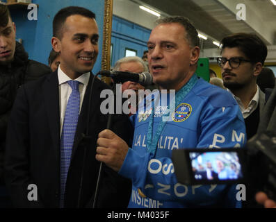 Naples, Italie. 12 Février, 2018. Le chef de l'établissement 5 étoiles mouvement sur. Luigi Di Maio et le maître de Judo Giovanni Maddaloni. Le président de la Chambre des Députés italienne a visité Scampia au centre sportif de Gianni Maddaloni, père de la championne olympique de Sydney 200 Judo en judo. Un grand nombre de citoyens l'attendaient, ainsi qu'un groupe de manifestants de Scampia Crédit : le travail de Fabio Sasso/Pacific Press/Alamy Live News Banque D'Images