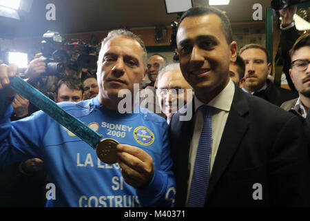 Naples, Italie. 12 Février, 2018. Le chef de l'établissement 5 étoiles mouvement sur. Luigi Di Maio et le maître de Judo Giovanni Maddaloni. Le président de la Chambre des Députés italienne a visité Scampia au centre sportif de Gianni Maddaloni, père de la championne olympique de Sydney 200 Judo en judo. Un grand nombre de citoyens l'attendaient, ainsi qu'un groupe de manifestants de Scampia Crédit : le travail de Fabio Sasso/Pacific Press/Alamy Live News Banque D'Images