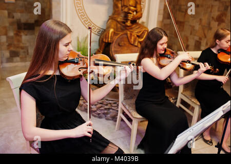 String Quartet jouant des instruments dans le restaurant sur la partie de mariage. Banque D'Images