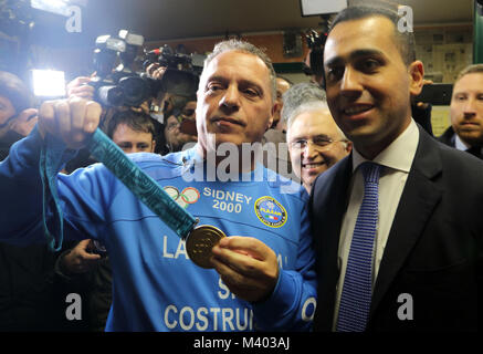 Naples, Italie. 12 Février, 2018. Le chef de l'établissement 5 étoiles mouvement sur. Luigi Di Maio et le maître de Judo Giovanni Maddaloni. Le président de la Chambre des Députés italienne a visité Scampia au centre sportif de Gianni Maddaloni, père de la championne olympique de Sydney 200 Judo en judo. Un grand nombre de citoyens l'attendaient, ainsi qu'un groupe de manifestants de Scampia Crédit : le travail de Fabio Sasso/Pacific Press/Alamy Live News Banque D'Images