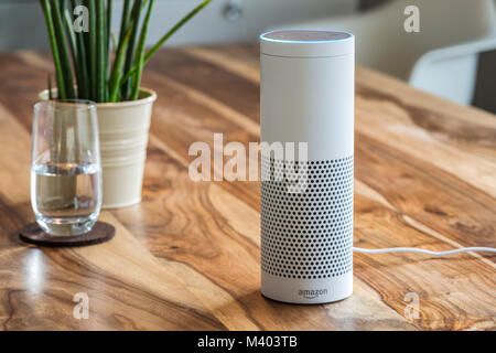 Münster - 27 janvier 2018 : Blanc Amazon écho Plus Alexa, système de reconnaissance vocale Service activé photographié sur table en bois dans la salle de séjour Banque D'Images