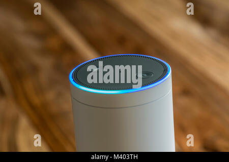 Münster - 27 janvier 2018 : Blanc Amazon écho Plus Alexa, système de reconnaissance vocale Service activé photographié sur table en bois dans la salle de séjour Banque D'Images