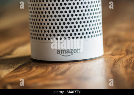 Münster - 27 janvier 2018 : Blanc Amazon écho Plus Alexa, système de reconnaissance vocale Service activé photographié sur table en bois dans la salle de séjour Banque D'Images